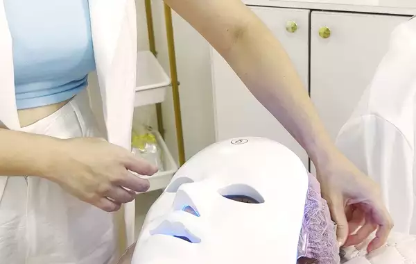 Tratamento com máscara de LED azul para acne