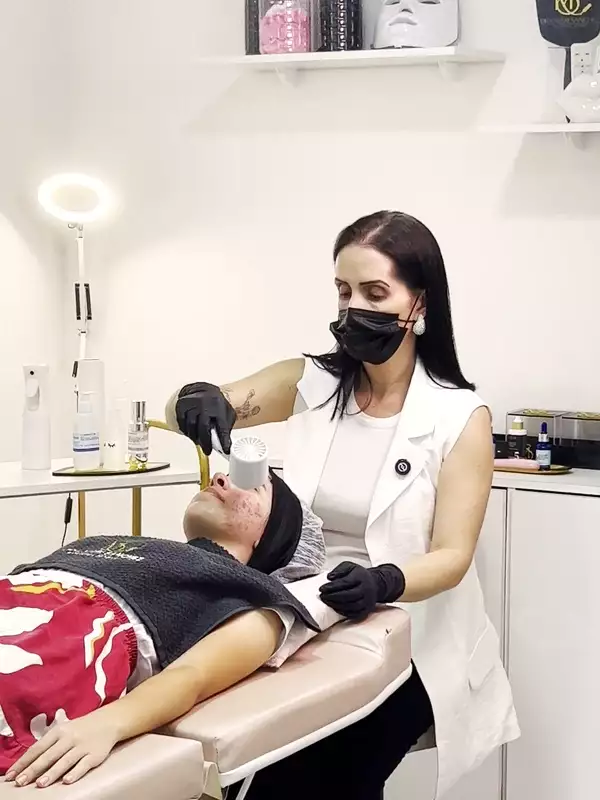 Dra. Mari Sanchez aplicando tratamento em paciente